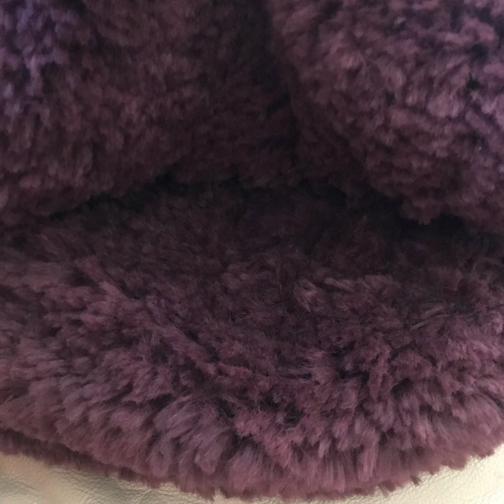 UGG Luxe  throw so very soft  in Cabernet color . - Picture 11 of 13